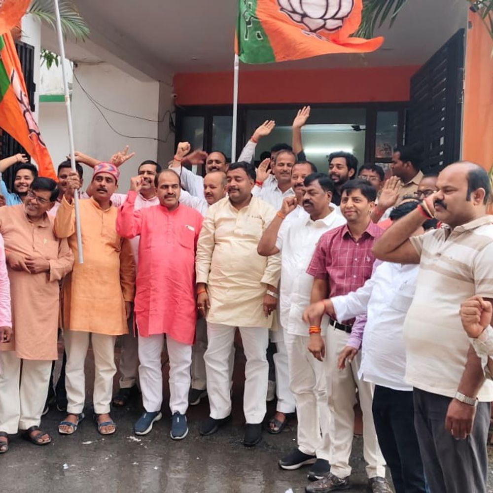 भाजपा की जीत पर कुशीनगर में जश्न:पडरौना, रविंद्र नगर और खड्डा में भाजपाइयों ने आतिशबाजी कर बांटी मिठाई