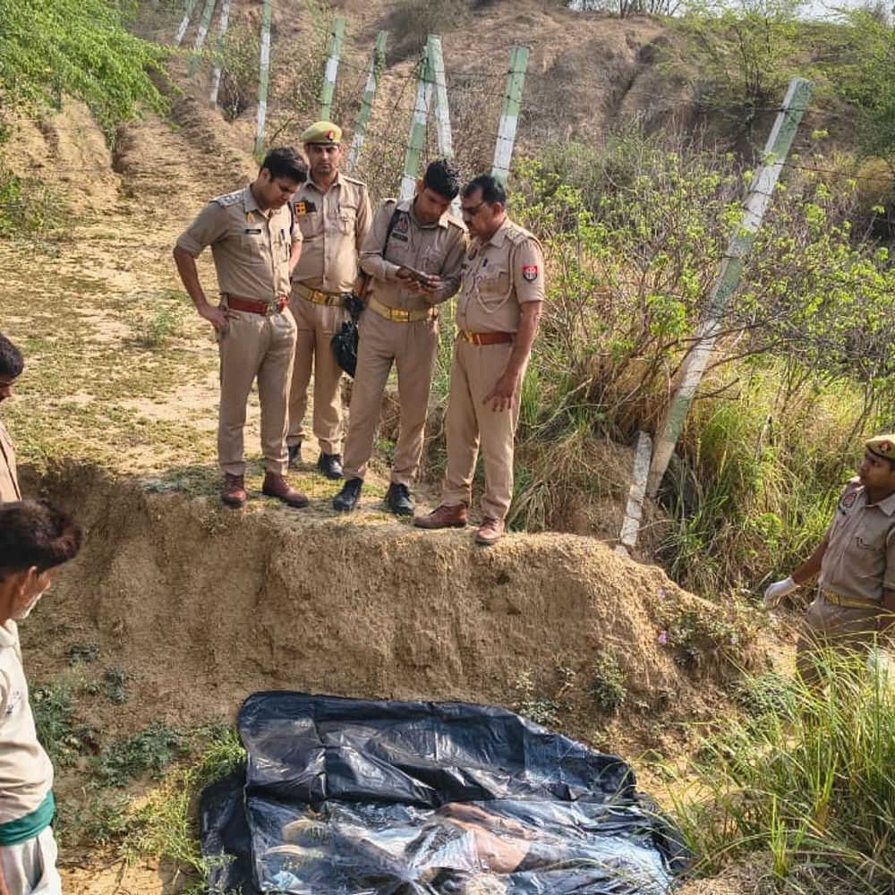 औरैया में सड़क किनारे मिला युवक का शव:सुबह स्थानीय लोगों ने पुलिस को दी जानकारी, पुलिस ने साक्ष्य जुटाए