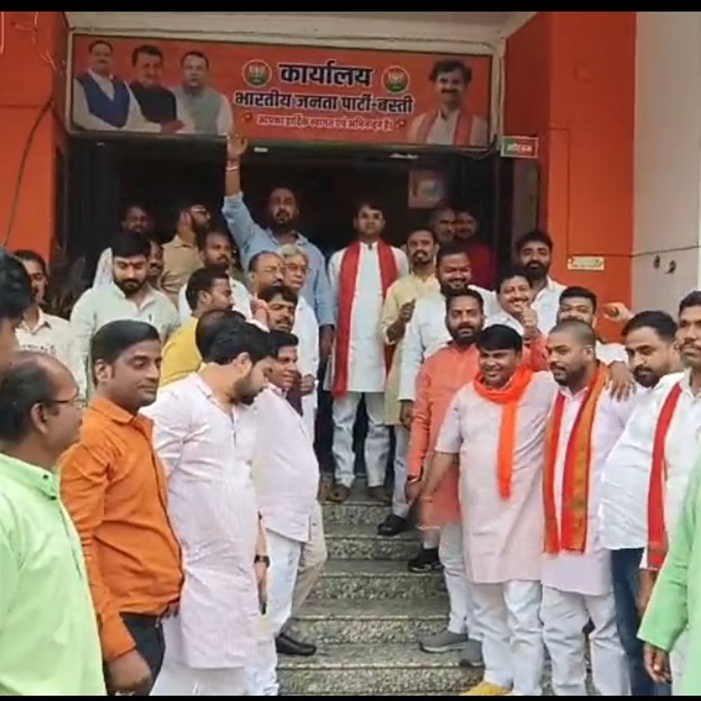 पश्चिम बंगाल चुनाव जीत पर भाजपा कार्यकर्ताओं ने मनाया जश्न:बस्ती BJP कार्यलय पर आतिशबाजी और एक-दूसरे को मिठाई खिलाकर बधाई दिए