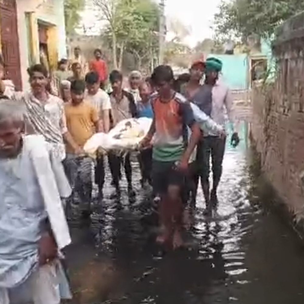 गंदे पानी के जलभराव के बीच से निकली अर्थी:बुलंदशहर में सोशल मीडिया पर वायरल हो रहा वीडियो