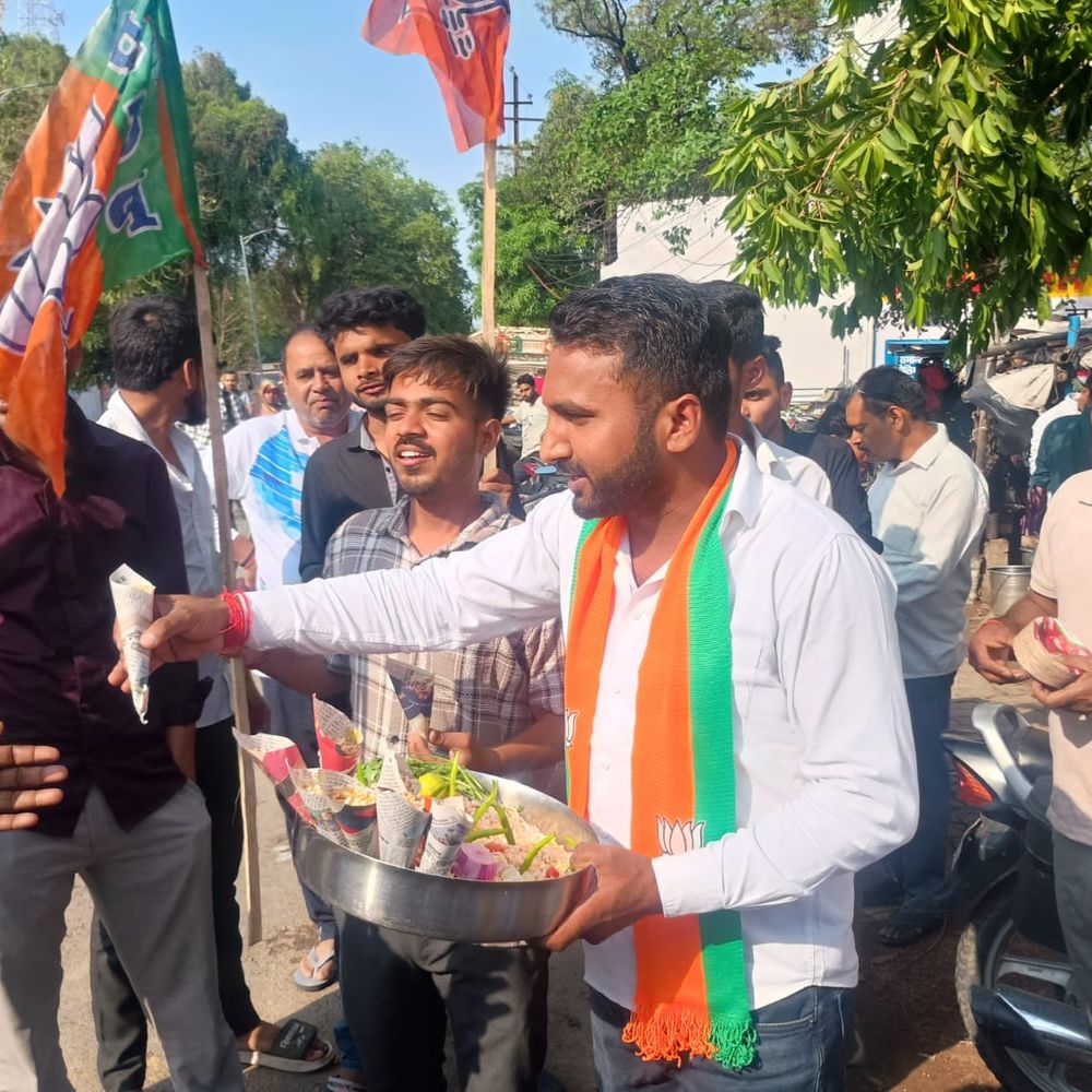 गोंडा में बीजेपी युवा मोर्चा कार्यकर्ताओं ने बांटी झालमुड़ी:कहा- झालमुड़ी का तड़का ममता दीदी और उनके गुंडो को बहुत बुरा लगा है