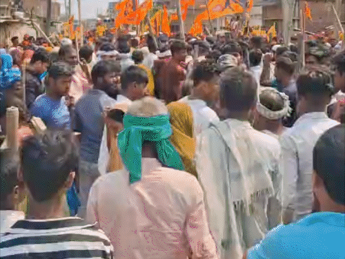 मोतिहारी में कलश यात्रा के दौरान दो समुदाय आमने-सामने:मस्जिद के पास डीजे बजाने को लेकर चले लाठी-डंडे, DM-SP हेलमेट पहनकर माहौल शांत कराने में जुटे