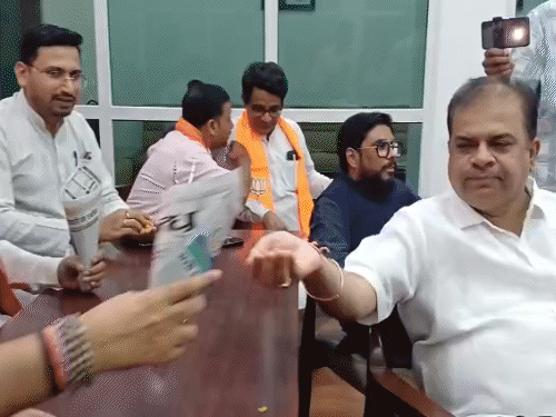 बंगाल-असम के रुझानों में BJP को बहुमत…छत्तीसगढ़ में जश्न:  एकात्म परिसर में कार्यकर्ताओं ने झालमुड़ी खाकर किया सेलिब्रेट, ‘राम जी की सेना चली’ गाया – Chhattisgarh News