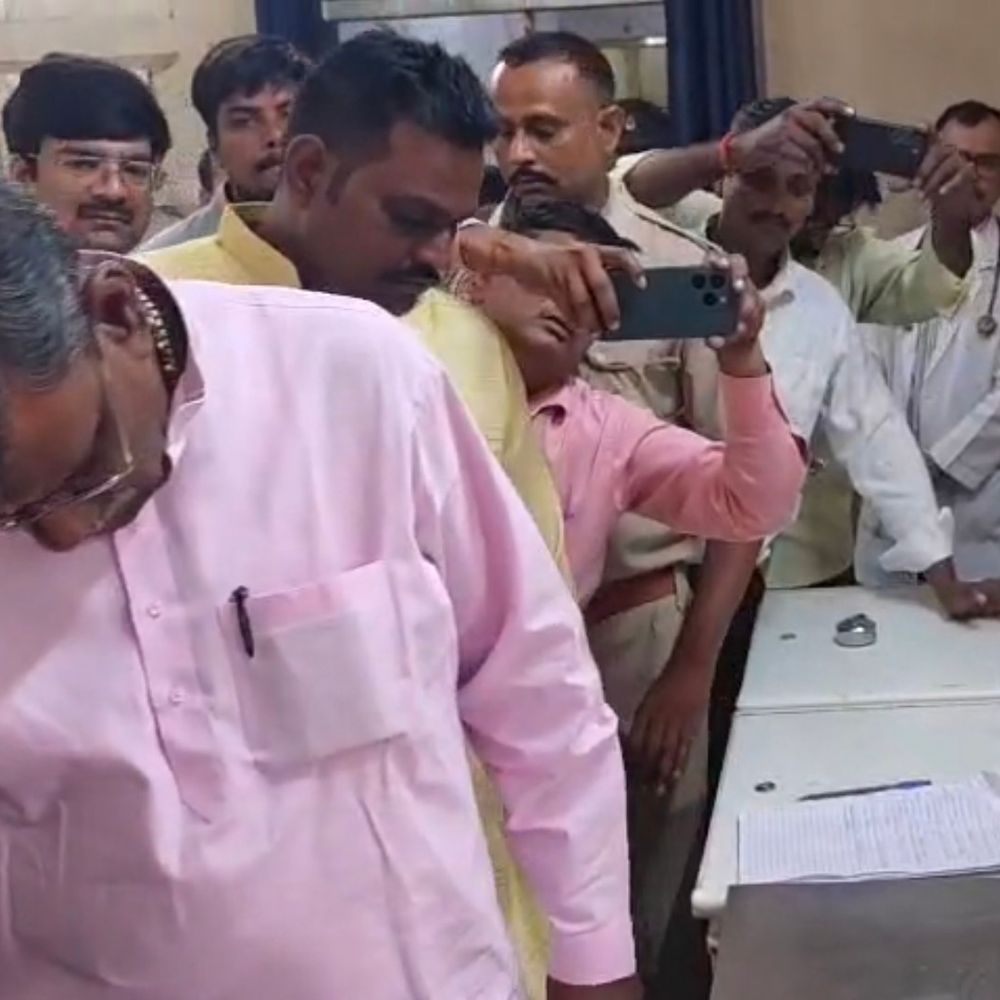 प्रभारी मंत्री जलभराव के बीच अस्पताल पहुंचे:बाराबंकी महिला अस्पताल में व्यवस्थाओं का लिया जायजा