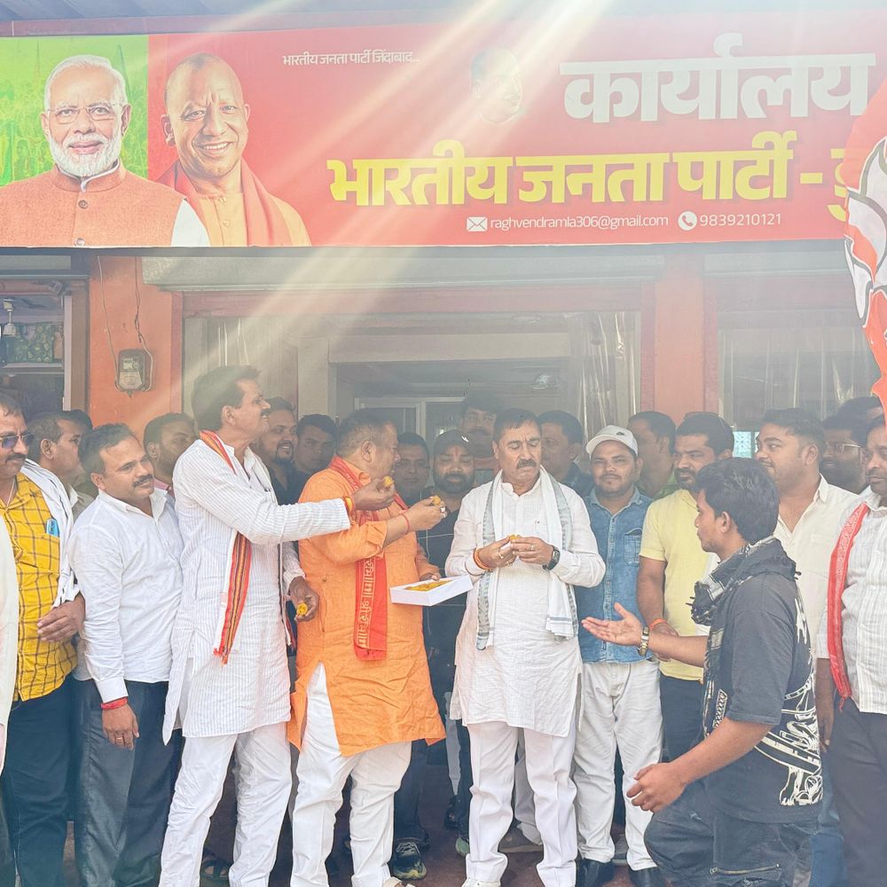 भाजपा की बढ़त पर कार्यकर्ताओं ने मनाया जश्न:सिद्धार्थनगर में भाजपा कार्यलय पर पटाखे फोड़कर और मिठाई बांटकर खुशी मनाई
