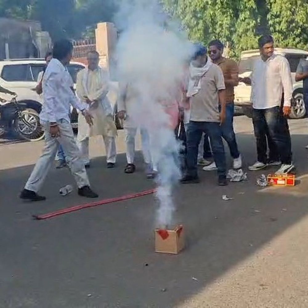 पश्चिम बंगाल, असम, पुडुचेरी में जीत का जश्न मनाया:इटावा के शास्त्री चौराहा पर भाजपा नेताओं और कार्यकर्ताओं ने खुशी जाहिर की
