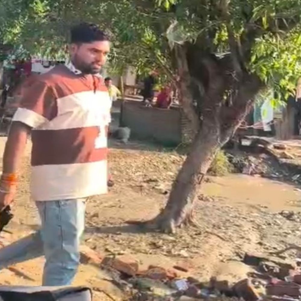 शाहजहांपुर में मेडिकल स्टोर संचालक पर ताना था तमंचा,VIDEO:पहले खुलेआम की थी गुंडागर्दी, अब थाने के अंदर हाथ जोड़कर मांग रहा माफी