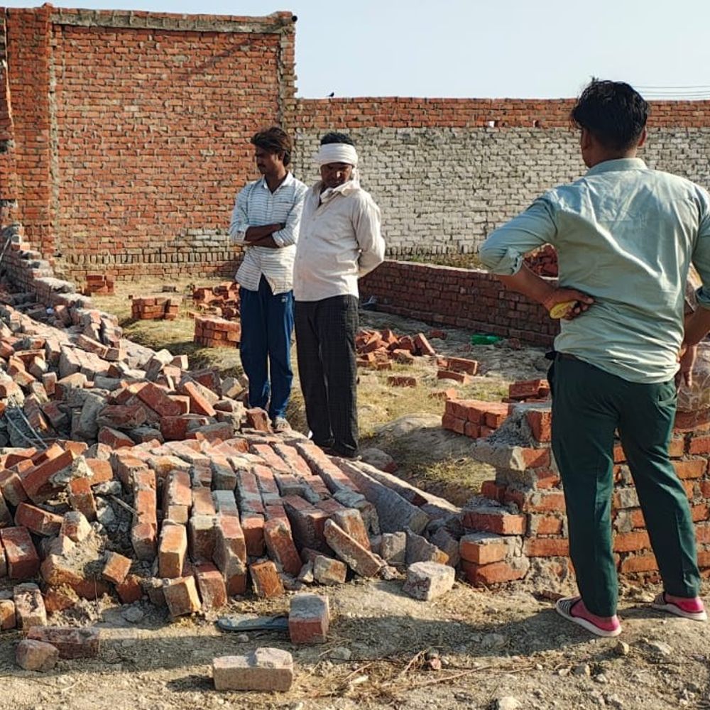 औरैया में दीवार गिरने से दादी-पोती की मौत:तेज हवा के झोंके से भरभराकर गिरी, निर्माण सामग्री इकट्‌ठा कर रही थीं