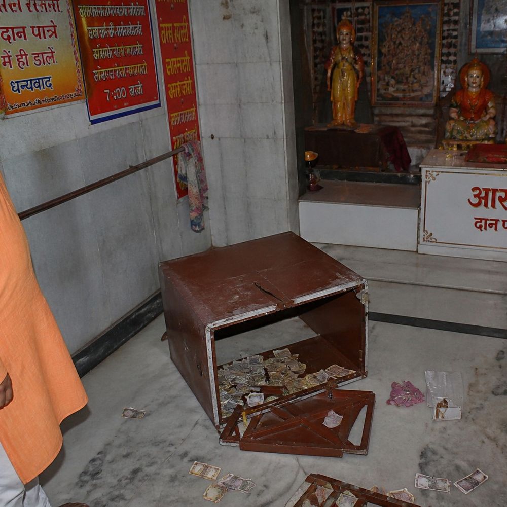 मेरठ के प्राचीन मंदिर में चोरी:दानपेटी तोड़कर नकदी और अन्य सामान ले गए चोर