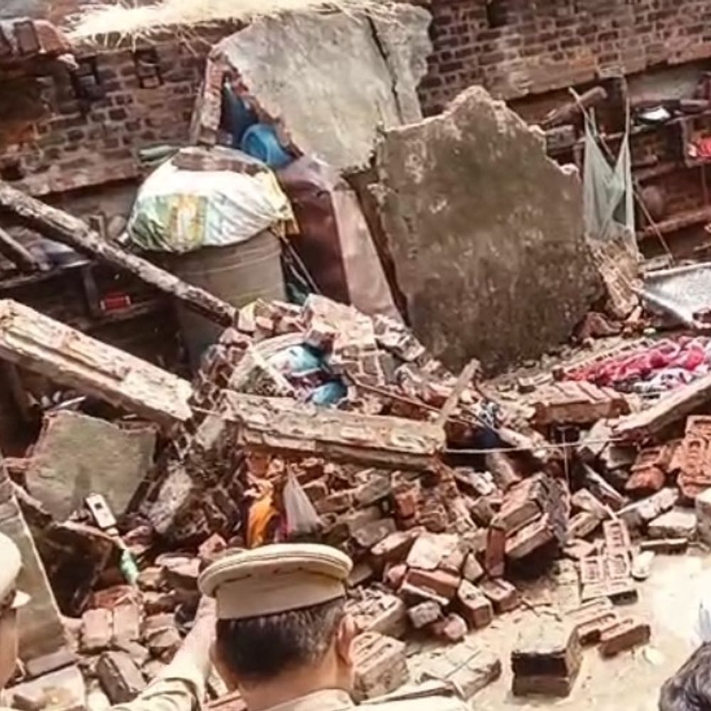 कासगंज में आंधी-बारिश में दो मासूम समेत 3 की मौत:मकानों के लेंटर और दीवारें गिरीं, खंभा गिरने से विद्यूत आपूर्ति बाधित