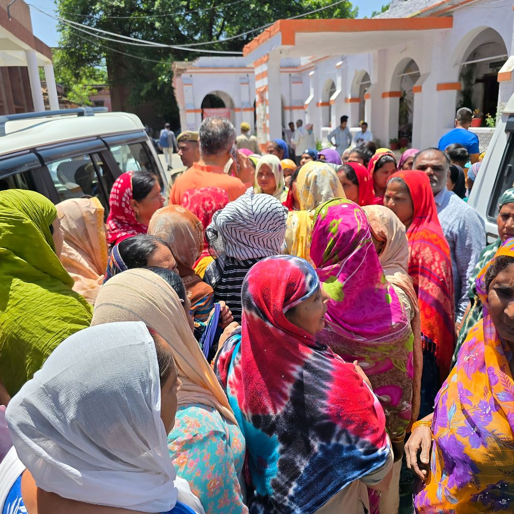 बिजनौर में महिलाओं का प्रदर्शन, स्मार्ट मीटर हटाने की मांग:एसडीएम को ज्ञापन देकर पुराने मीटर लगाने की अपील