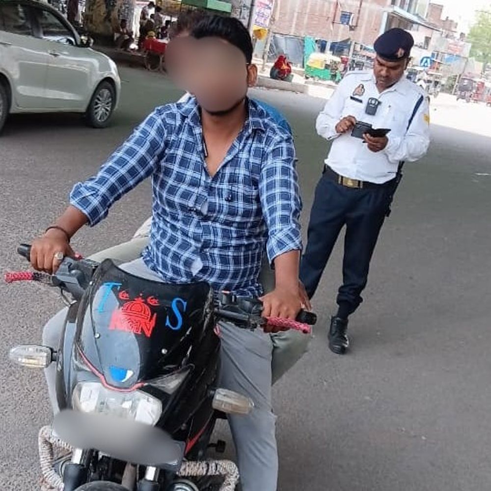 फतेहपुर में मॉडिफाइड साइलेंसर वाली बाइकों पर कार्रवाई:यातायात पुलिस ने 45 वाहनों का चालान कर वसूला जुर्माना