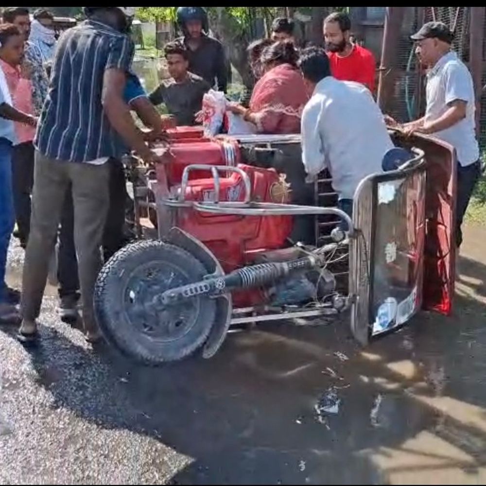 हरदोई में बारिश-जलभराव से पलटे ई-रिक्शा:दो घटनाओं में सवारियां घायल, जर्जर सड़कों को लेकर लोगों में आक्रोश