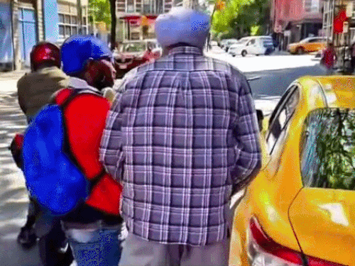 
                 न्यूयॉर्क में सिख टैक्सी ड्राइवर से बदसलूकी का VIDEO:2 युवतियों को लेकर झगड़ा, अश्वेत युवक ने बीच सड़क धक्का दिया, बुजुर्ग 15 फीट दूर जा गिरा 
            