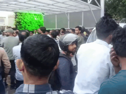 गुरुग्राम में विजन आरएक्स लैब के कर्मचारियों का हंगामा:  वेतन वृद्धि और ग्रेडिंग की मांग को लेकर नारेबाजी, मौके पर पहुंची पुलिस – gurugram News