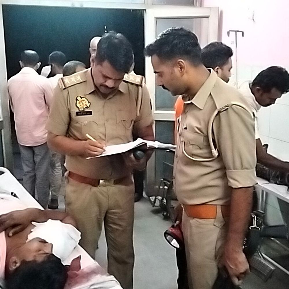 उन्नाव में अज्ञात वाहन की टक्कर से महिला की मौत:आगरा-लखनऊ एक्सप्रेसवे पर हादसा, पति-बेटा गंभीर घायल