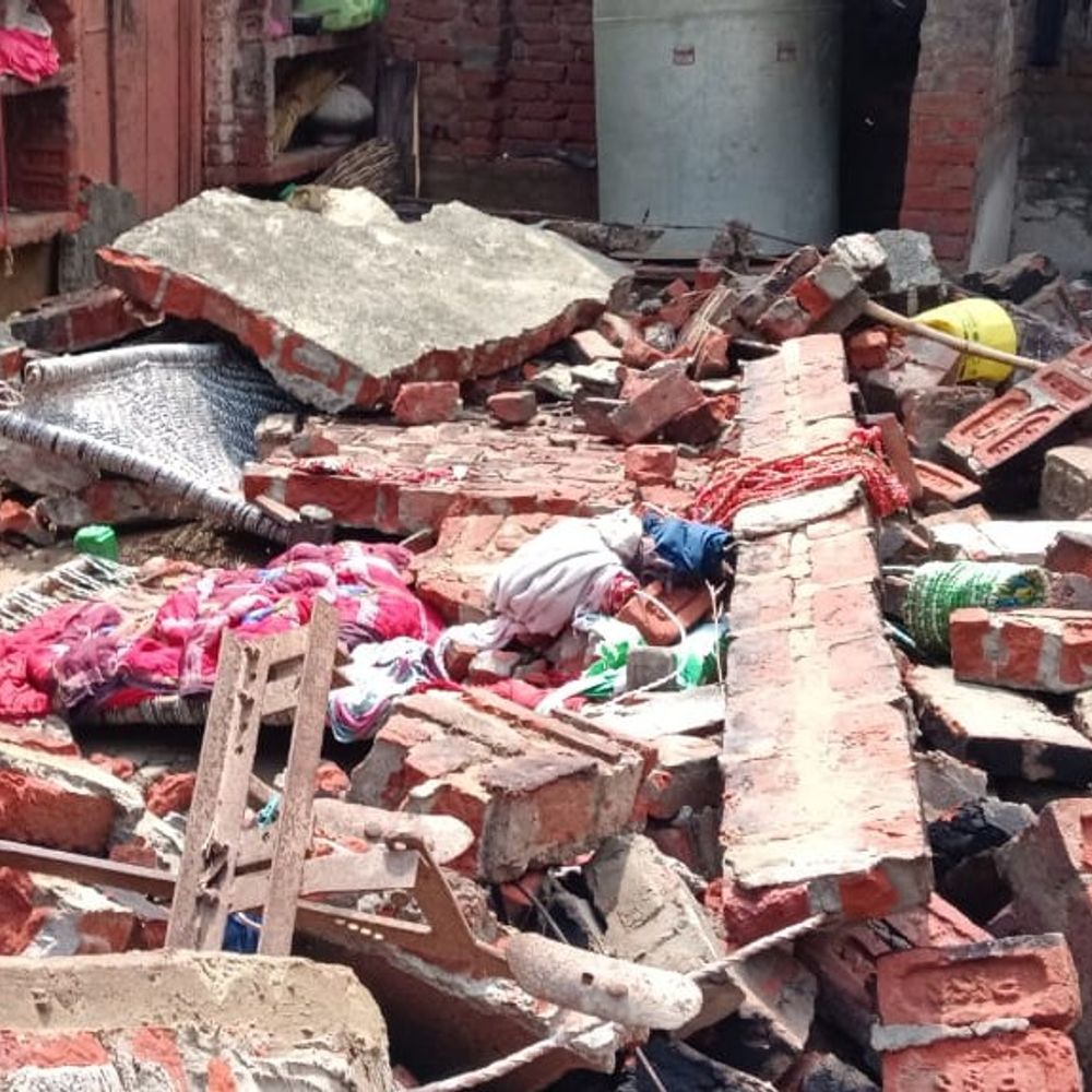 आंधी में मकान गिरने से दो बच्चों की मौत:कासगंज में हुए हादसे में मां और बुआ भी घायल