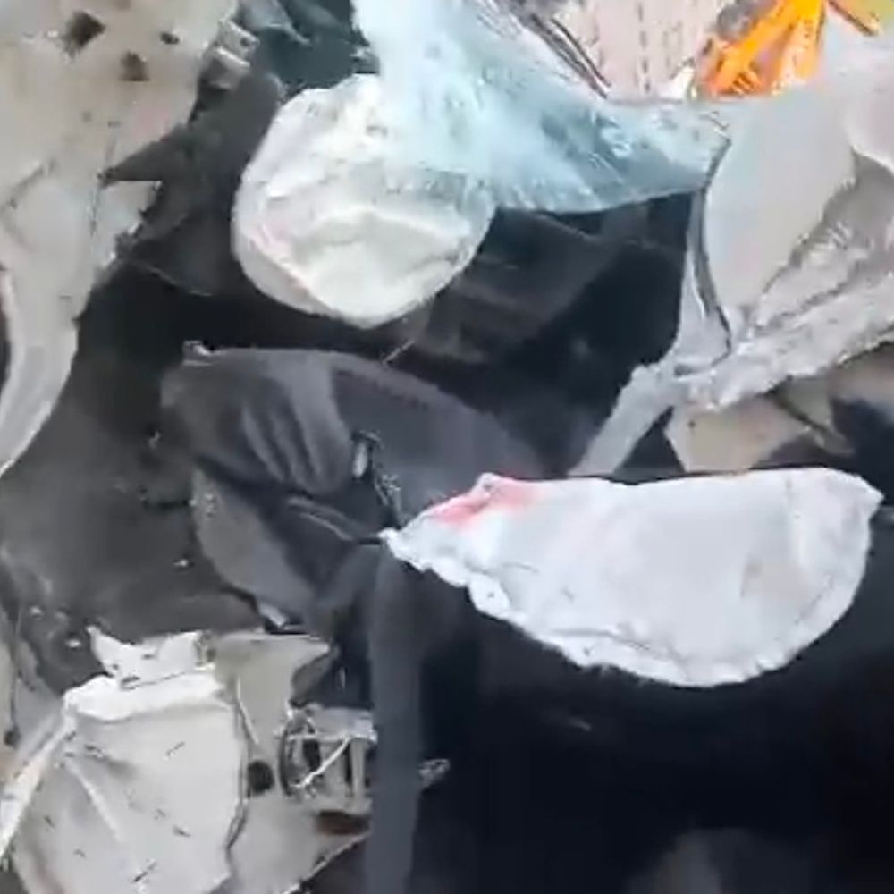 तेज रफ्तार ट्रेलर ने ईको वाहन को टक्कर मारी:एक की मौत, दो की हालत गंभीर; सीसीटीवी की मदद से पुलिस चालक की तलाश में जुटी