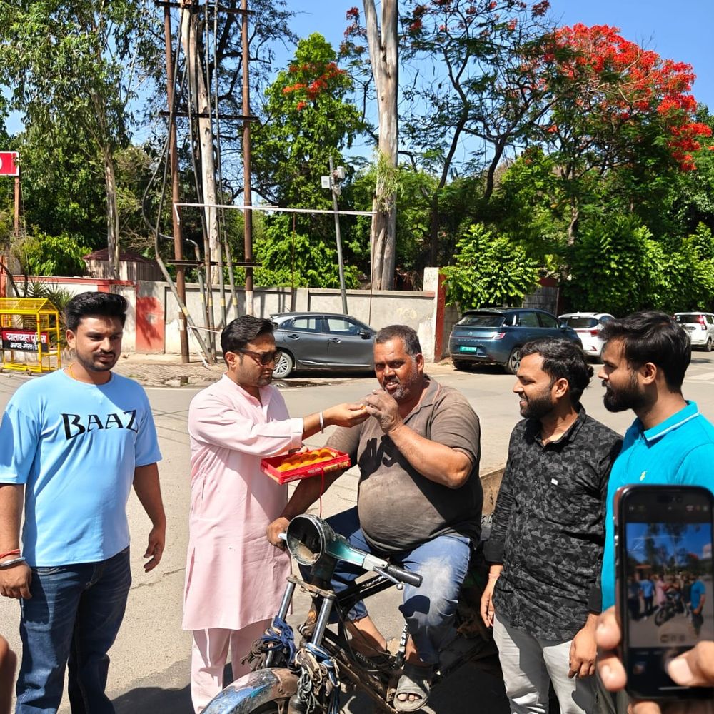 एनडीए की जीत पर मेरठ में जश्न:भाजपाइयों ने बांटे लड्डू, बोले- पश्चिम बंगाल में खत्म होगा गुंडाराज
