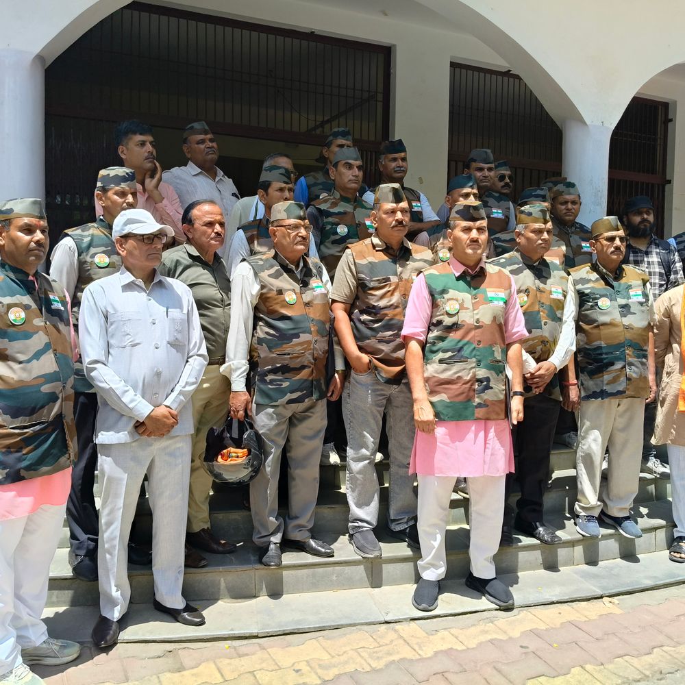 मथुरा में स्मार्ट मीटरों का विरोध तेज:भूतपूर्व सैनिक संगठन ने जिलाधिकारी को ज्ञापन सौंपा, रोक की मांग