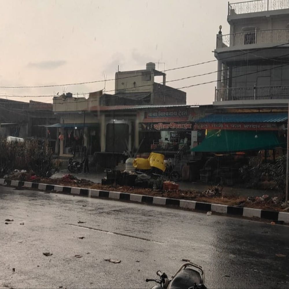 आजमगढ़ में बदला मौसम का मिजाज:तेज हवाओं के साथ आउटर वाले इलाकों में शुरू हुई हल्की बारिश, मौसम हुआ सुहाना