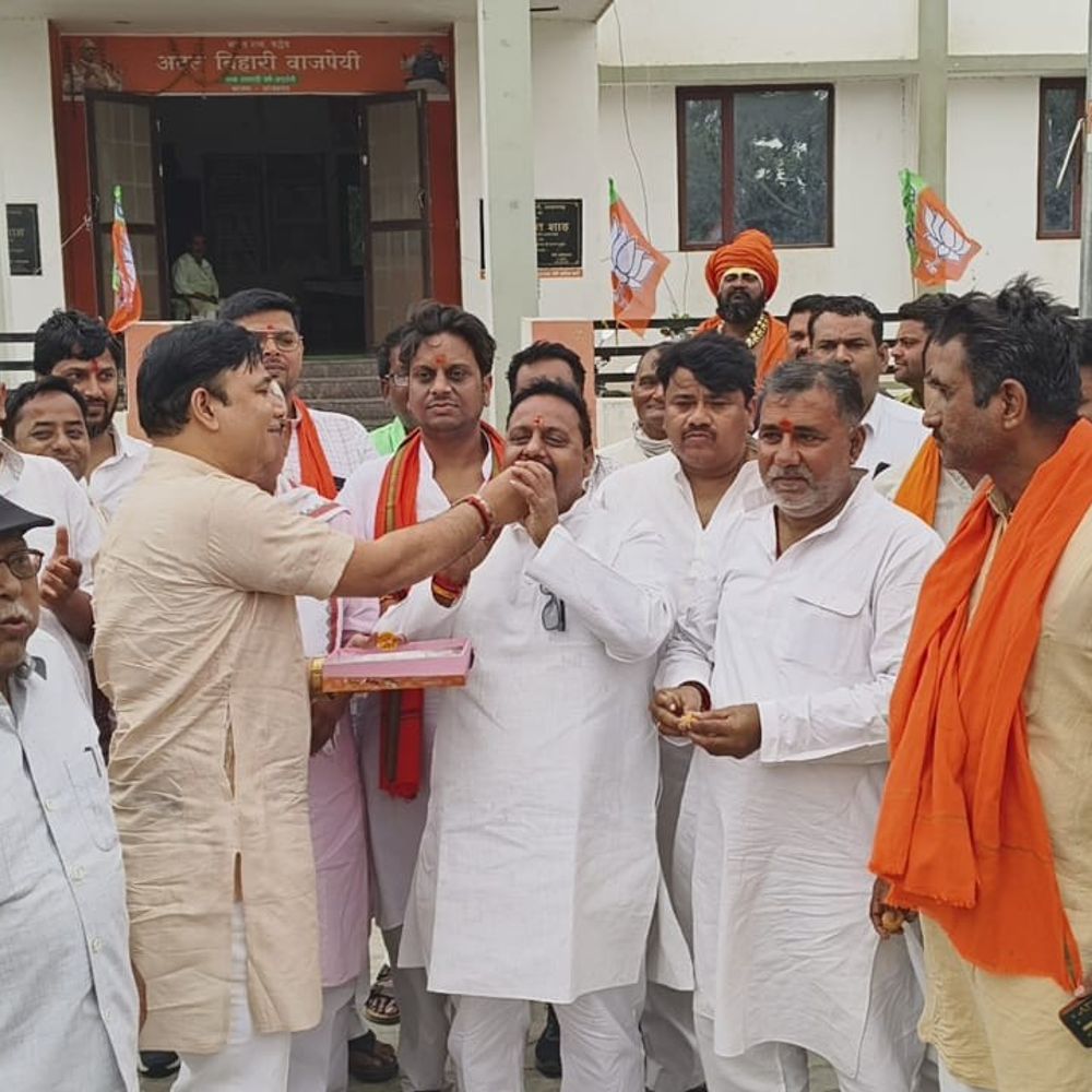 भाजपा की जीत को लेकर आजमगढ़ में बंटी मिठाई:जिलाध्यक्ष बोले, बंगाल में अत्याचार और आतंक का किला ढहा