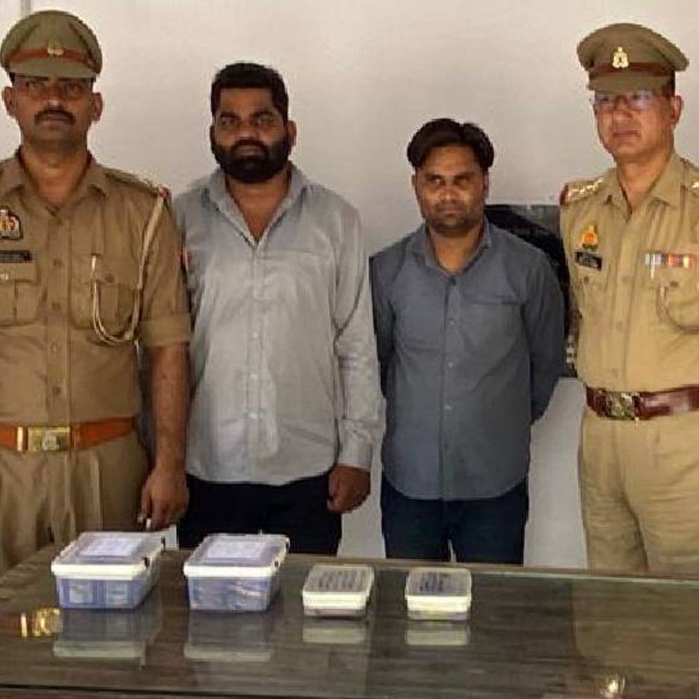 झांसी में IPL में सट्टा खिलाने वाले 2 आरोपी गिरफ्तार:2 वेबसाइड से ऑनलाइन सट्‌टा खिलाते थे, 44 लाख के क्वाइन मिले