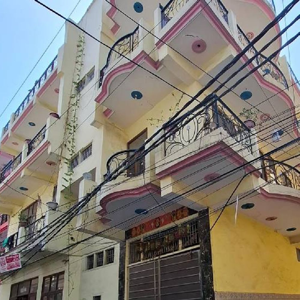 नोएडा में तीसरी मंजिल से कूदे युवक-युवती:युवक की मौत, युवती को दिल्ली किया गया रेफर, युवक से मिलने गई थी युवती