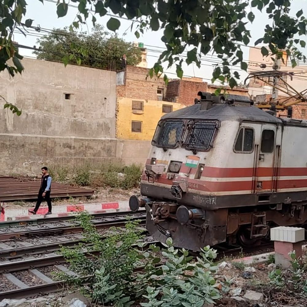 गतिमान एक्सप्रेस का इंजन फेल:राजामंडी के पास दो घंटे खड़ी रही ट्रेन, दिल्ली जाने वाले यात्री परेशान
