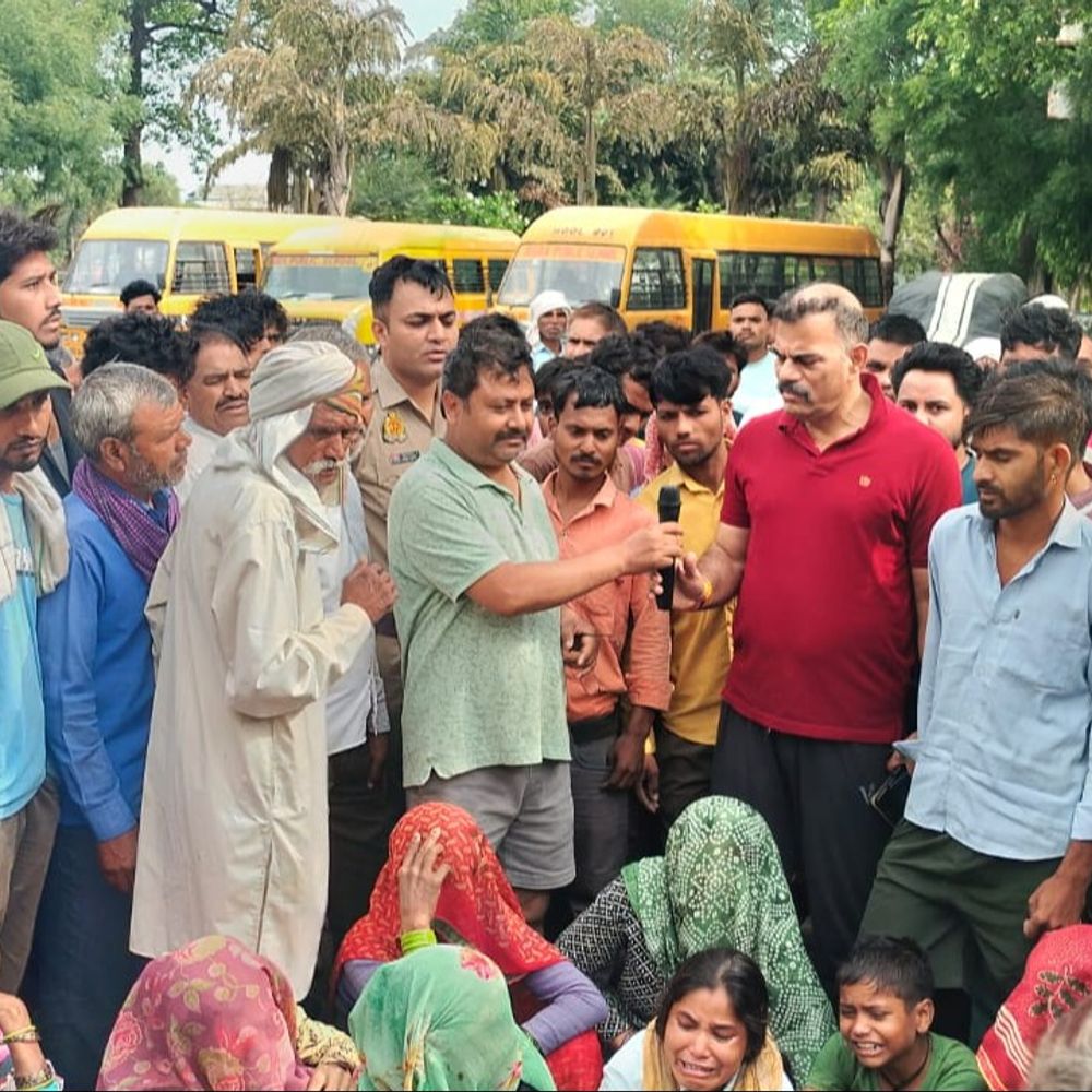 आगरा पब्लिक स्कूल की बस से हादसा:बाइक सवार की मौत, परिजन स्कूल प्रांगण में शव लेकर पहुंचे