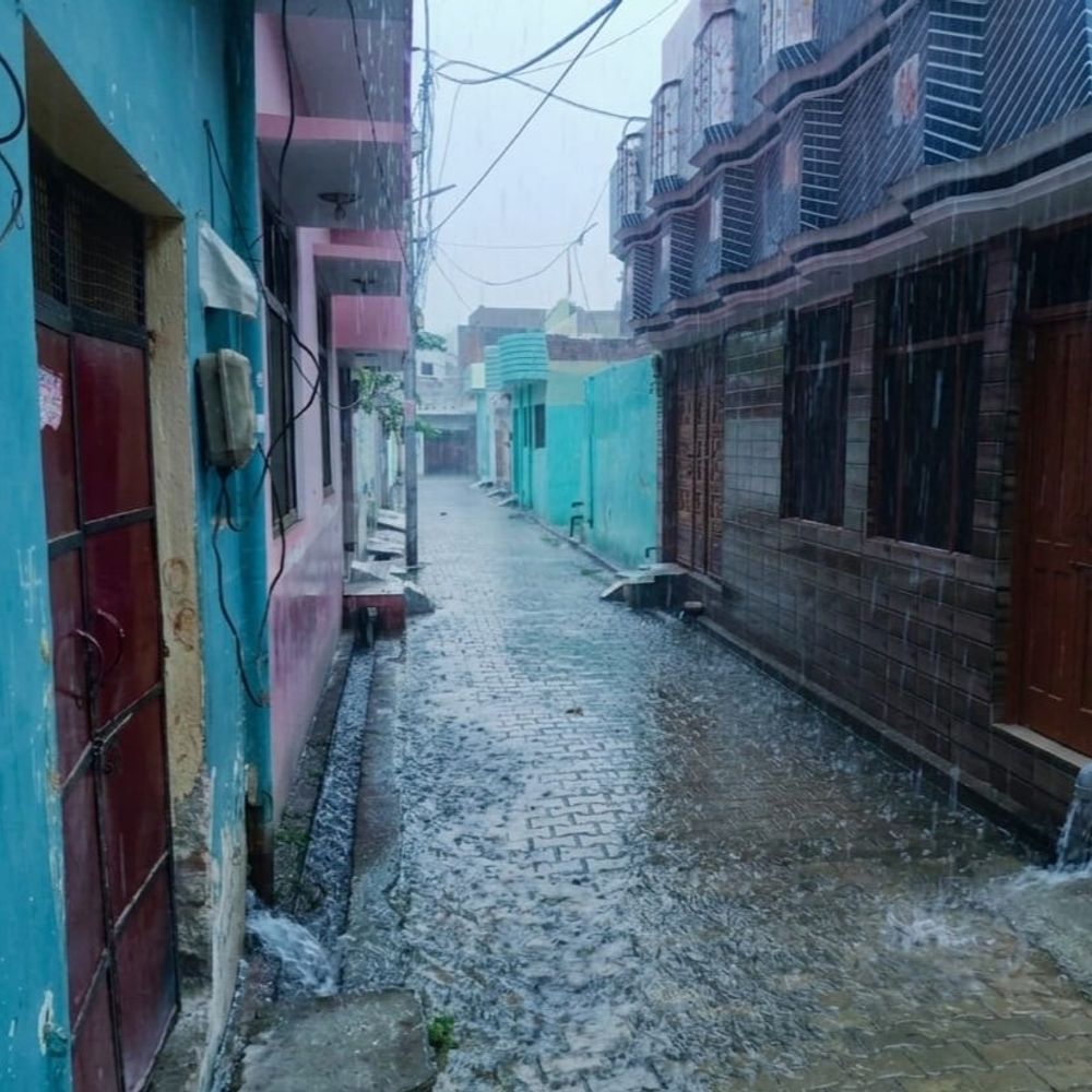 बरेली में सुबह 4 बजे आंधी के बाद झमाझम बारिश:गर्मी से मिली बड़ी राहत, तापमान में भारी गिरावट से मौसम हुआ सुहाना, बिजली हुई गुल