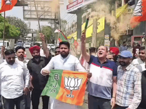 बंगाल में भाजपा की जीत पर-अमृतसर में कार्यकर्ताओं ने मनाया-जश्न:  लड्डू बांटे और 2027 में पंजाब फतह का दावा किया – Amritsar News