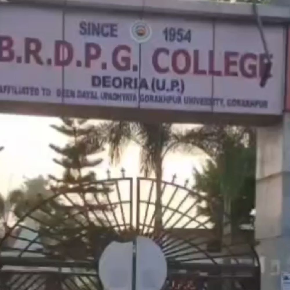 देवरिया में बीएड परीक्षा में नकल करते पकड़ा गया छात्र:बीआरडी पीजी कॉलेज में 738 परीक्षार्थी हुए शामिल