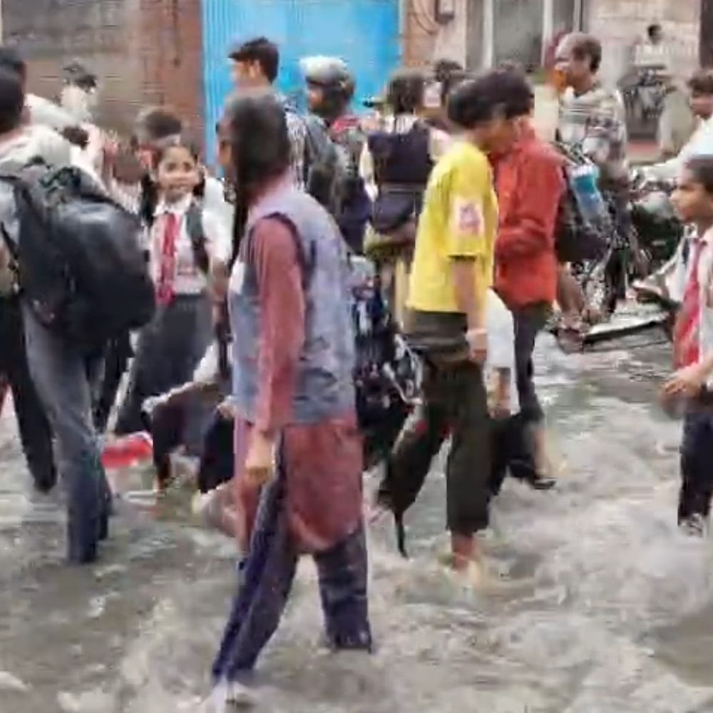 फिरोजाबाद में झमाझम बारिश, जलभराव हुआ:लोगों को हुई परेशानी, 26 डिग्री सेल्सियस दर्ज किया गया तापमान