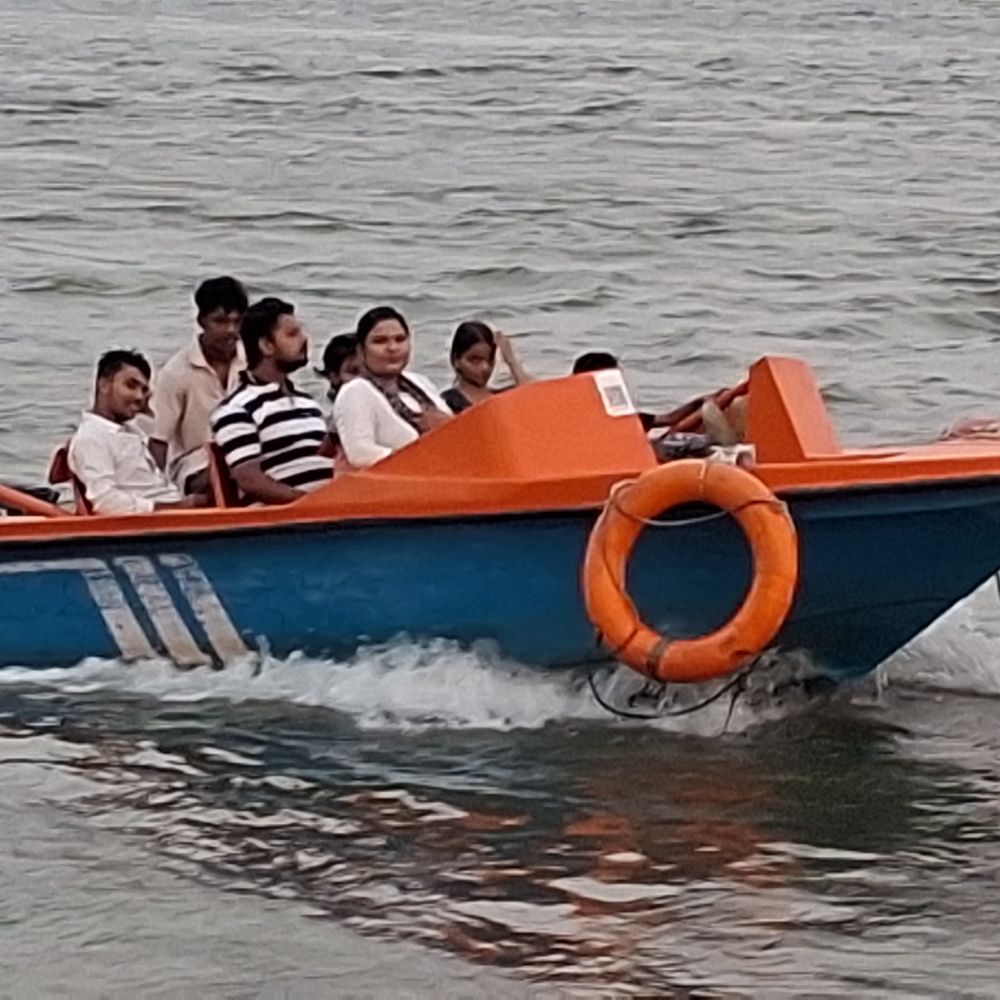 गाजीपुर में गंगा में असुरक्षित नावों का संचालन:क्षमता से अधिक यात्री, न लाइफ जैकेट न पंजीकरण