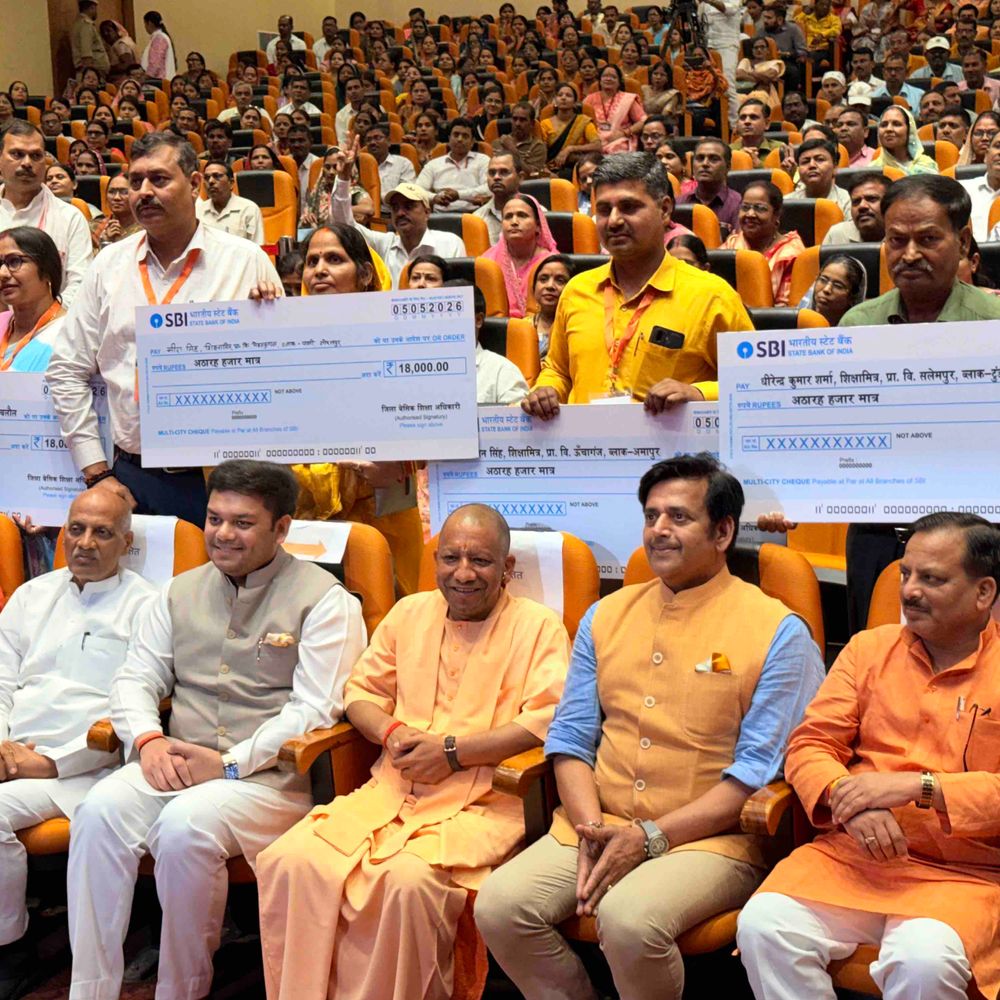 गोरखपुर में हुआ शिक्षामित्र सम्मान कार्यक्रम:CM योगी ने देखा बच्चों का स्टाल, दृष्टिबाधित छात्रा से बोले- तुम बनोगी IAS