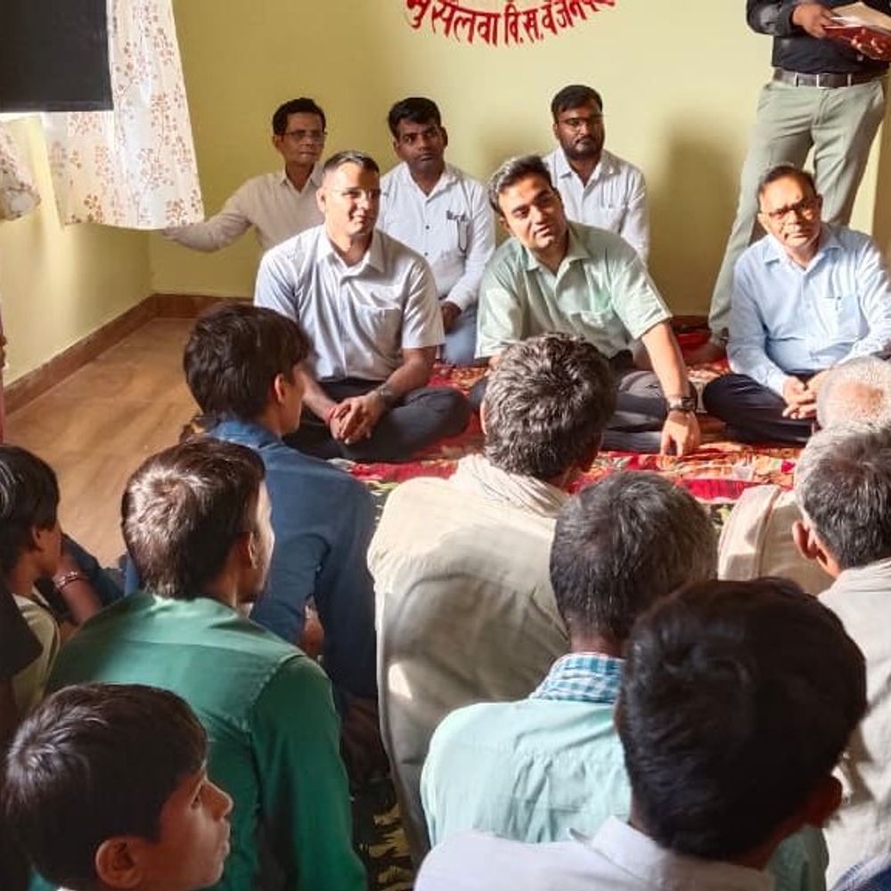 DM ने बलरामपुर में लगाई चौपाल:भूसैलवा में योजनाओं की हकीकत परखी, हर पात्र को लाभ देने के सख्त निर्देश दिए
