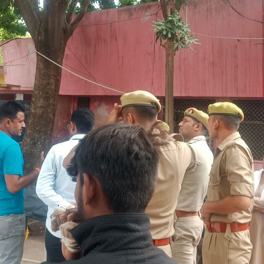 औरैया में युवक का शव पेड़ से लटका मिला:तीन दिन पहले घर आया था, पुलिस जांच में जुटी