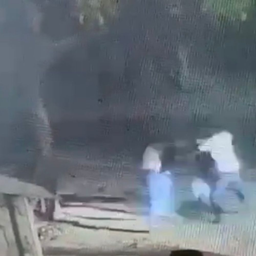 रायबरेली में दबंगों ने युवक को पीटा, VIDEO:पुरानी रंजिश के चलते लाठी-डंडों से किया हमला, पुलिस जांच में जुटी
