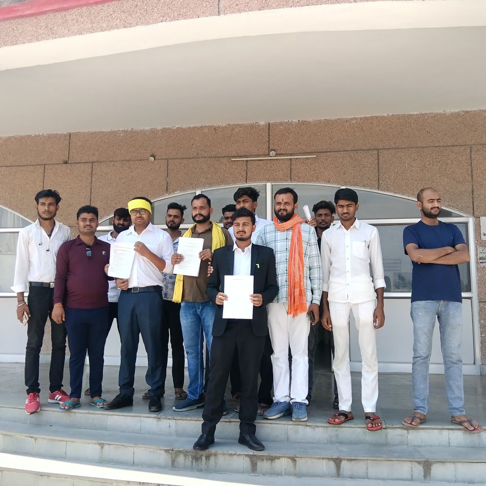चित्रकूट में बैंक शाखा खोलने की मांग:जनसमस्याओं को लेकर डीएम को ज्ञापन सौंपा गया