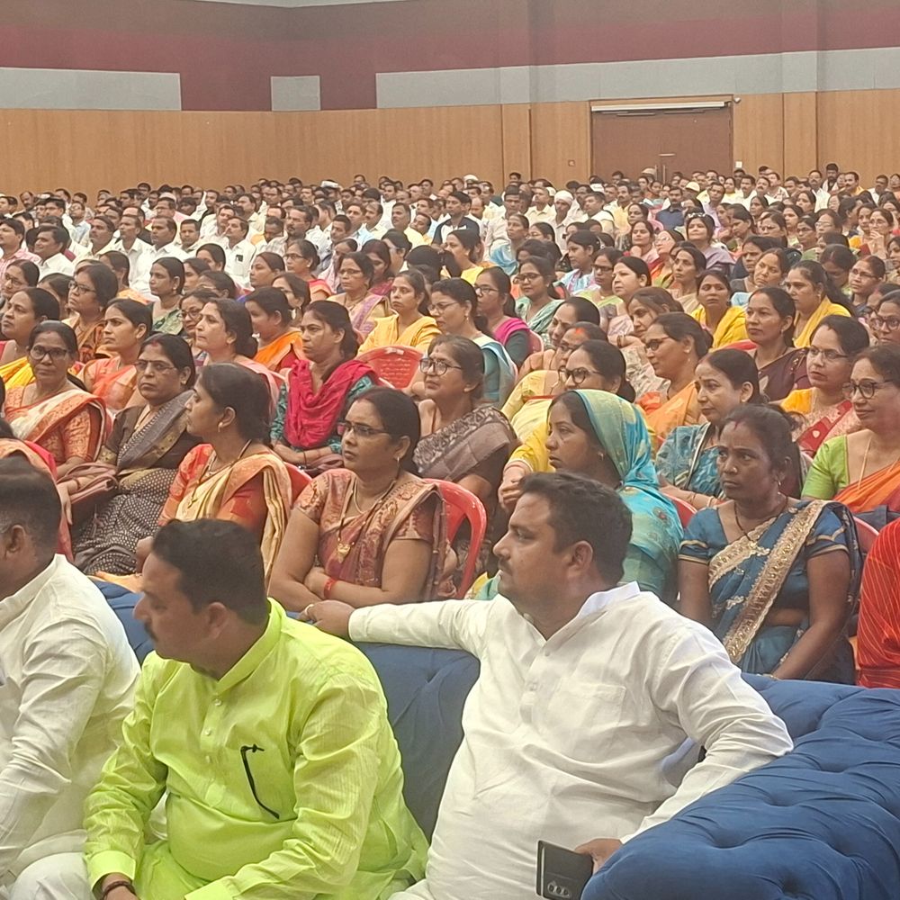 वाराणसी के 1536 शिक्षामित्रों को 18 हजार मानदेय:गोरखपुर में CM ने बढ़े भुगतान का शुभारंभ किया, काशी में लाइव टेलिकास्ट