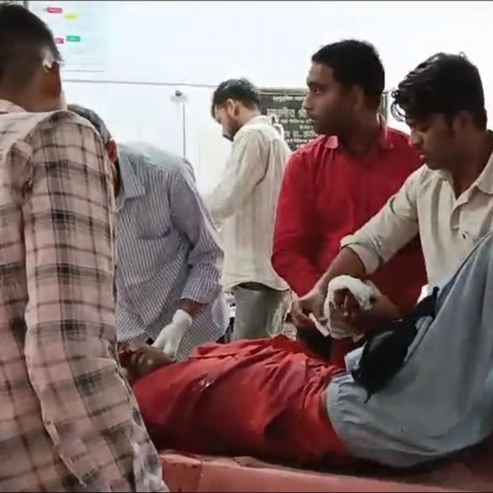 झांसी में बाइक भिड़ीं, एक की मौत, दो घायल:किराना का सामान लेकर लौट रहा था दुकानदार, टक्कर से उछल कर 10 फीट दूर गिरा