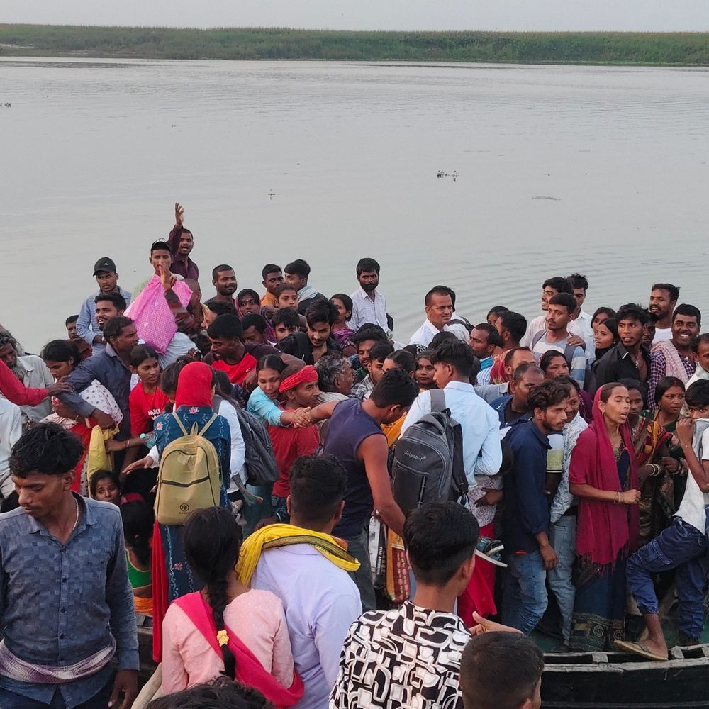 भागलपुर से नवगछिया के लिए शाम में नाव चलना बंद:  लोगों ने किया हंगामा, कहा- मजदूरी कर लौट रहे, घर में बच्चे हैं, पुलिस जाने नहीं दे रही – Bhagalpur News