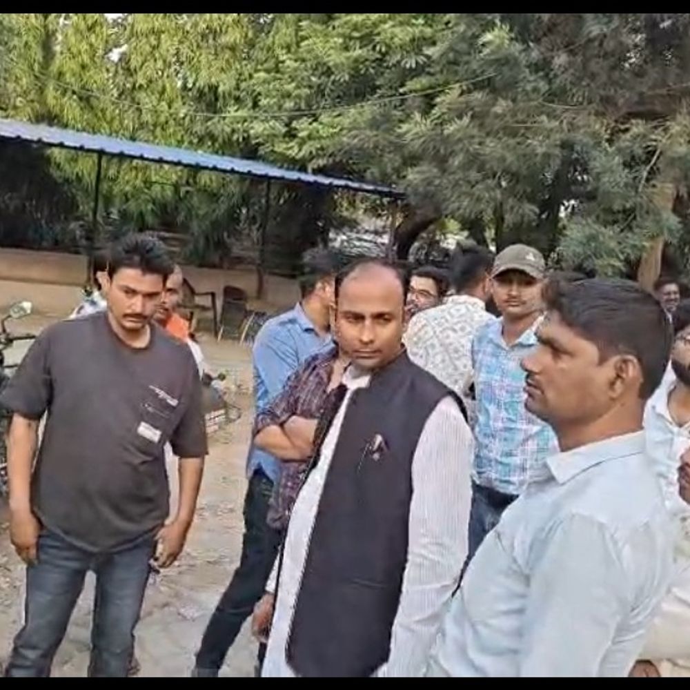 सोनभद्र में बिजली विभाग के बाबू पर मारपीट का आरोप:कनेक्शन कटवाने गए युवक से अभद्रता, विभाग ने जांच शुरू की