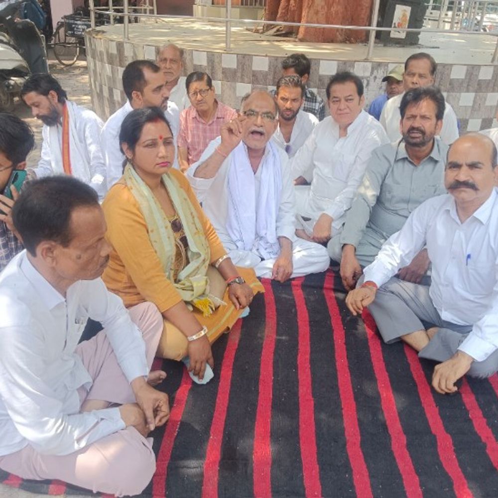 कटरा नगर पंचायत उपचुनाव को लेकर कांग्रेस का प्रदर्शन:शाहजहांपुर में जिलाध्यक्ष बोले- नगर अध्यक्ष और पूर्व चैयरमेन को पुलिस ने पकड़ा