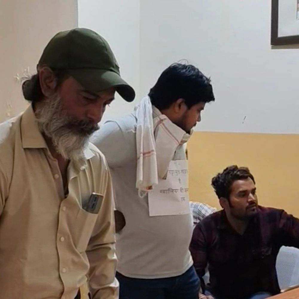 कंप्यूटर ऑपरेटर पर 3 लाख रुपए लेने का आरोप:  ग्वालियर जनसुनवाई में युवक ने कपड़ों पर पोस्टर लगाकर की सड़क सुधार की मांग – Gwalior News