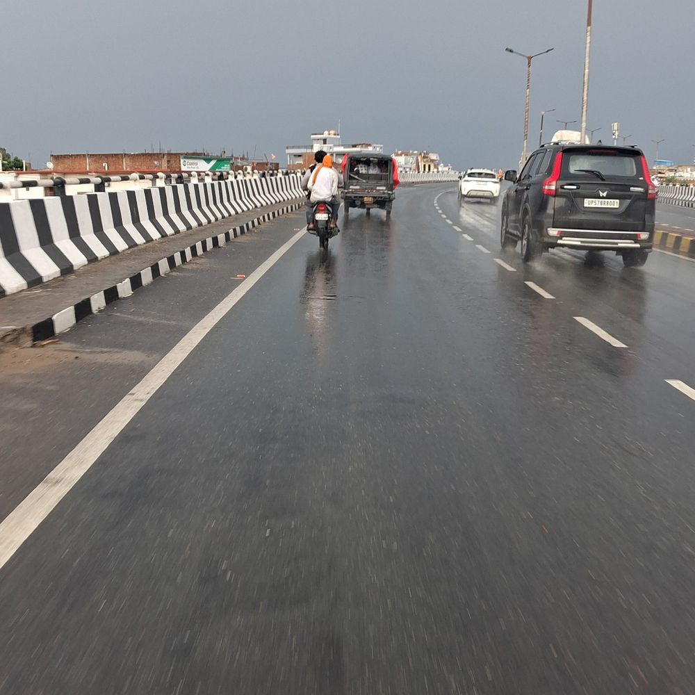कुशीनगर में आंधी, बारिश-ओलावृष्टि की चेतावनी:अगले 24 घंटे रहें सतर्क, 70 किमी/घंटा तक चलेंगी हवाएं