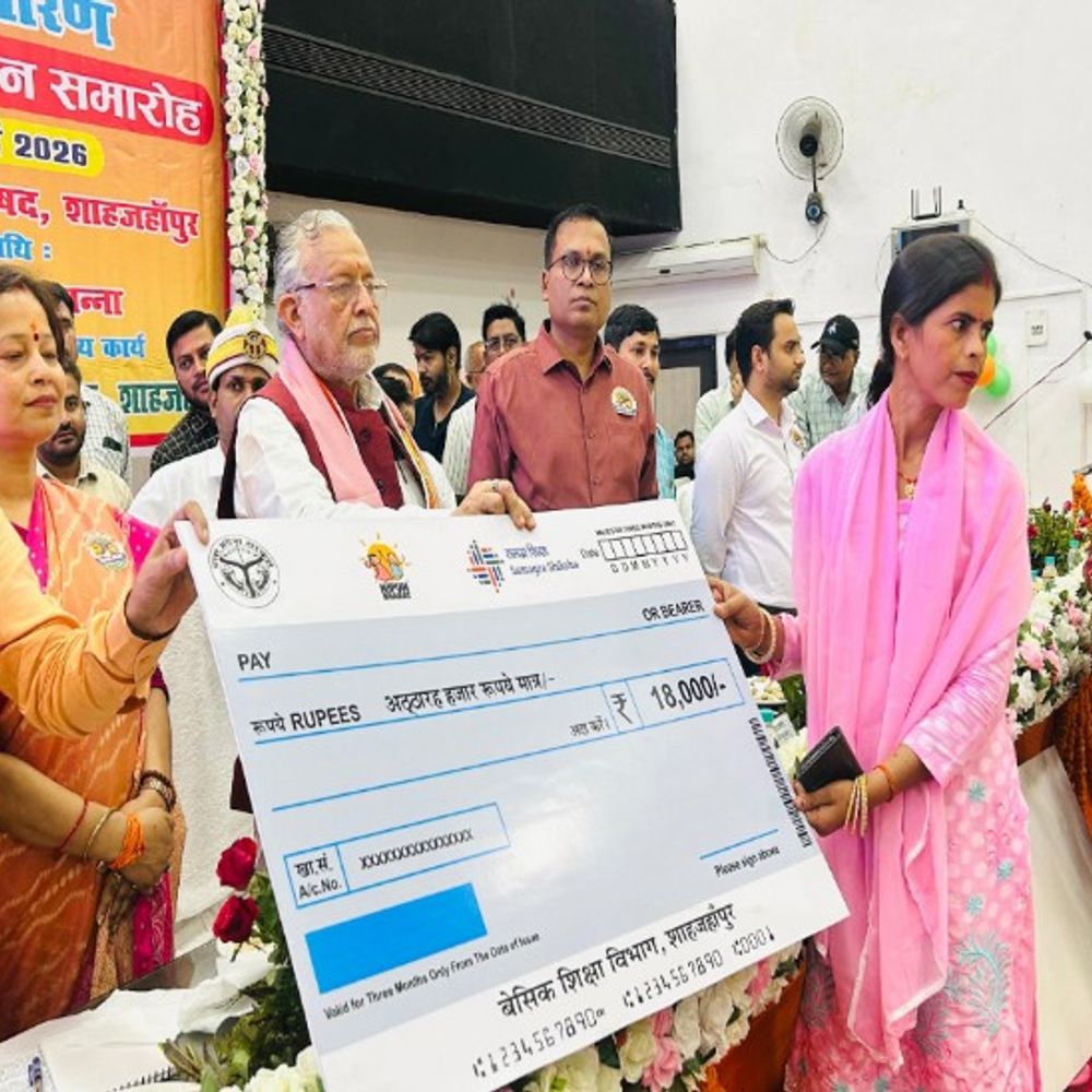शाहजहांपुर में मानदेय वृद्धि सम्मान समारोह में पहुंचे वित्तमंत्री:300 शिक्षा मित्रों के साथ देखा मुख्यमंत्री का कार्यक्रम, बोले-आगे भी वृद्धि होती रहेगी