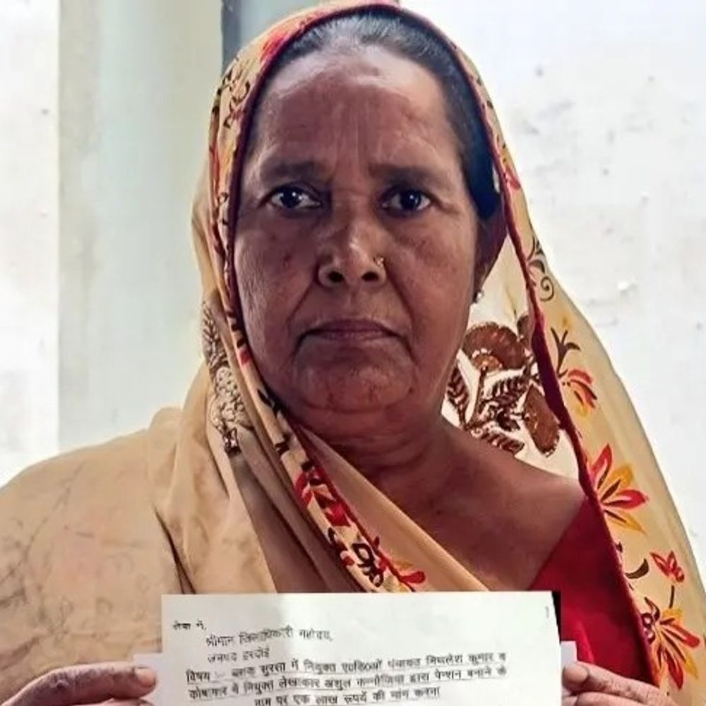 दिवंगत पुलिसकर्मी की पत्नी ने रिश्वत मांगने का आरोप लगाया:बोली- पेंशन के लिए ट्रेजरी लेखाकार ने 1 लाख रुपये मांगे, डीएम से की शिकायत
