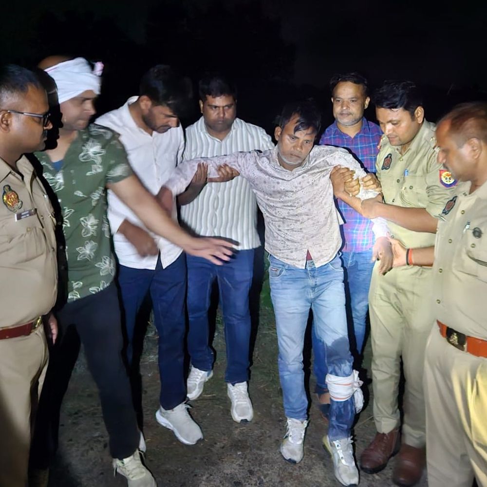करनैलगंज सर्राफा लूट के दो आरोपी मुठभेड़ में गिरफ्तार:एक के पैर में लगी गोली, जेवर-नकदी और लूटा मोबाइल बरामद